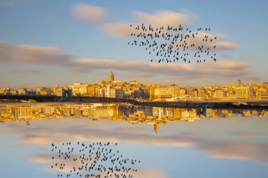 İstanbul 'da gece yarısı Galata Kulesi
