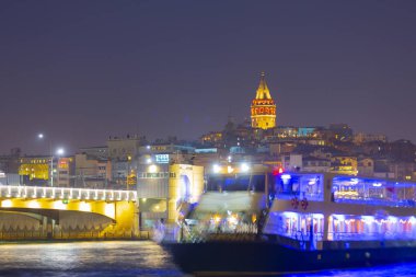 İstanbul 'da gece yarısı Galata Kulesi