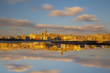 İstanbul 'da gece yarısı Galata Kulesi