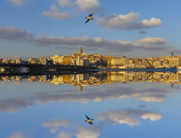 İstanbul 'da gece yarısı Galata Kulesi