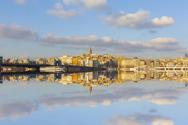 İstanbul 'da gece yarısı Galata Kulesi