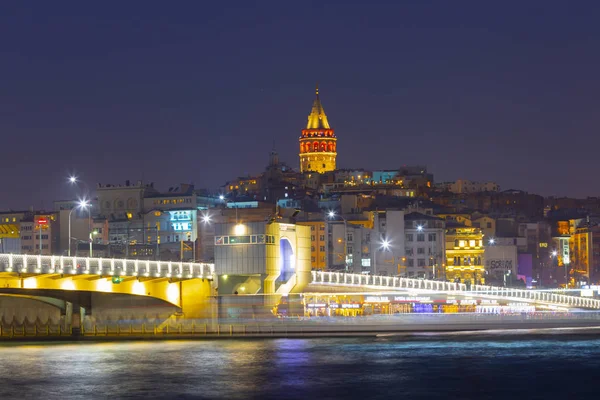 İstanbul 'da gece yarısı Galata Kulesi