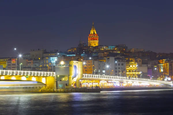 İstanbul 'da gece yarısı Galata Kulesi