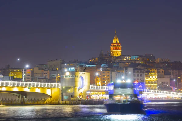 İstanbul 'da gece yarısı Galata Kulesi
