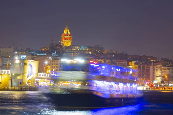 İstanbul 'da gece yarısı Galata Kulesi