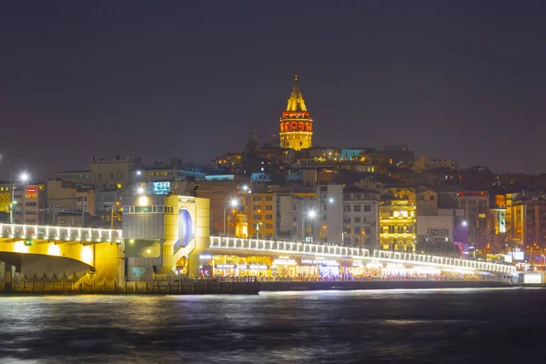 İstanbul 'da gece yarısı Galata Kulesi