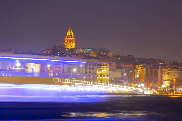 İstanbul 'da gece yarısı Galata Kulesi
