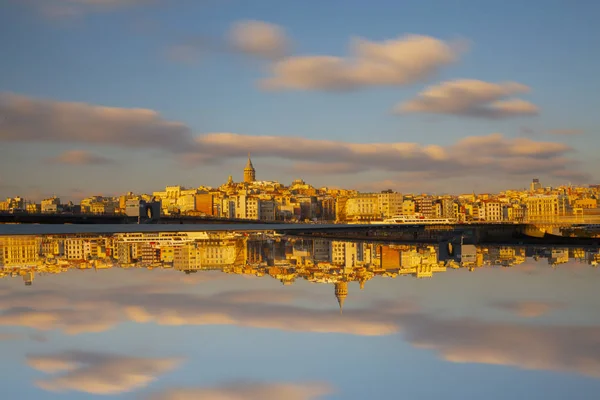 İstanbul 'da gece yarısı Galata Kulesi
