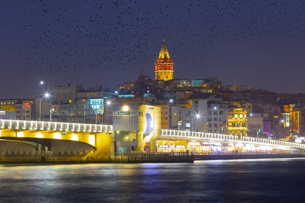 İstanbul 'da gece yarısı Galata Kulesi