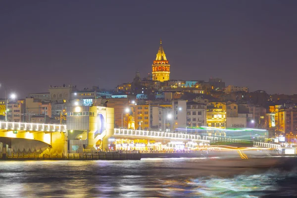 İstanbul 'da gece yarısı Galata Kulesi