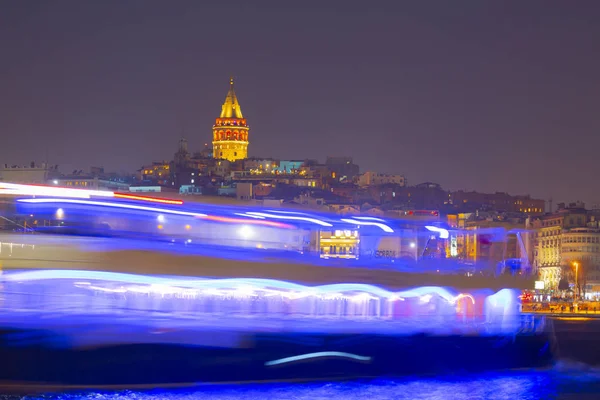 İstanbul 'da gece yarısı Galata Kulesi