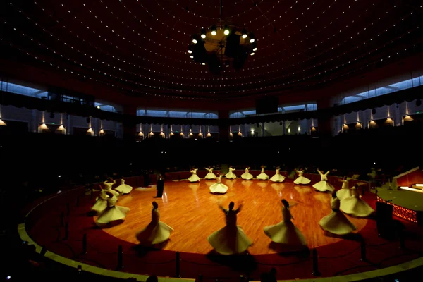 geleneksel tören sırasında SEMAZEN derwishes