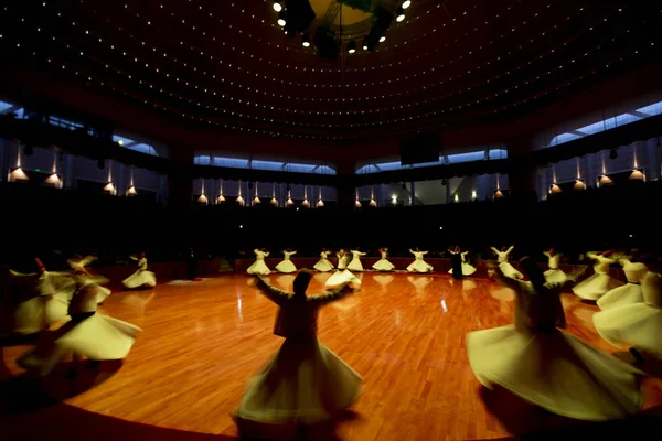 geleneksel tören sırasında SEMAZEN derwishes