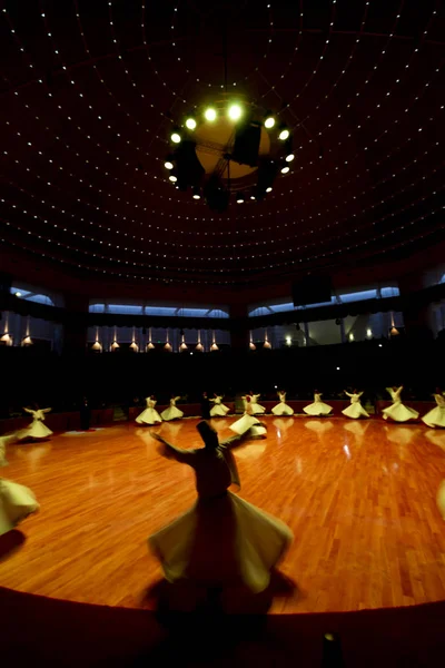 geleneksel tören sırasında SEMAZEN derwishes