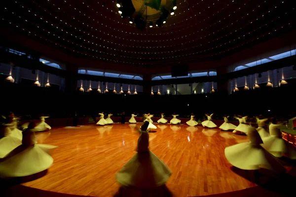 geleneksel tören sırasında SEMAZEN derwishes