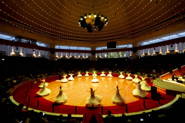 geleneksel tören sırasında SEMAZEN derwishes