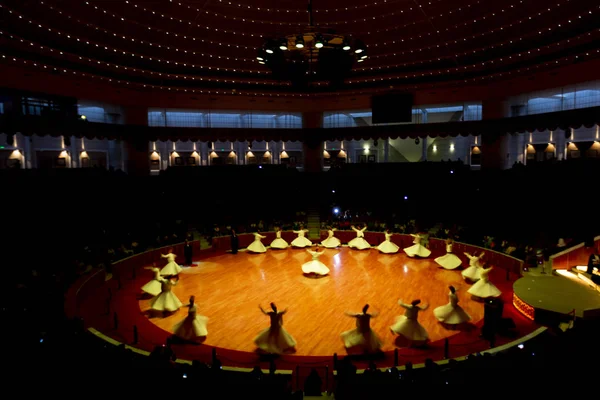 geleneksel tören sırasında SEMAZEN derwishes