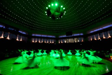 geleneksel tören sırasında SEMAZEN derwishes