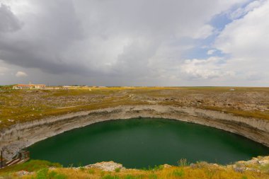 Konya ili çevresinde Obruk lavabo manzara, Türkiye. Asya'daki karst gölünün panoramik manzarası. Bir krater gölünün yansıması. su erozyonuna bağlı kireçtaşı anakayasında, bir kavite zemini