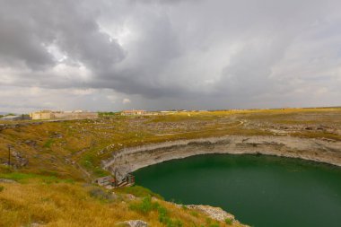 Konya ili çevresinde Obruk lavabo manzara, Türkiye. Asya'daki karst gölünün panoramik manzarası. Bir krater gölünün yansıması. su erozyonuna bağlı kireçtaşı anakayasında, bir kavite zemini