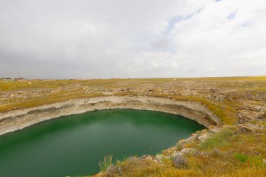 Konya ili çevresinde Obruk lavabo manzara, Türkiye. Asya'daki karst gölünün panoramik manzarası. Bir krater gölünün yansıması. su erozyonuna bağlı kireçtaşı anakayasında, bir kavite zemini