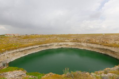 Konya ili çevresinde Obruk lavabo manzara, Türkiye. Asya'daki karst gölünün panoramik manzarası. Bir krater gölünün yansıması. su erozyonuna bağlı kireçtaşı anakayasında, bir kavite zemini
