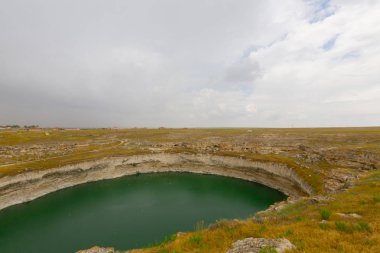 Konya ili çevresinde Obruk lavabo manzara, Türkiye. Asya'daki karst gölünün panoramik manzarası. Bir krater gölünün yansıması. su erozyonuna bağlı kireçtaşı anakayasında, bir kavite zemini