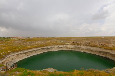 Konya ili çevresinde Obruk lavabo manzara, Türkiye. Asya'daki karst gölünün panoramik manzarası. Bir krater gölünün yansıması. su erozyonuna bağlı kireçtaşı anakayasında, bir kavite zemini