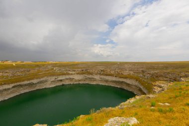 Konya ili çevresinde Obruk lavabo manzara, Türkiye. Asya'daki karst gölünün panoramik manzarası. Bir krater gölünün yansıması. su erozyonuna bağlı kireçtaşı anakayasında, bir kavite zemini