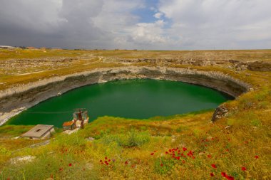 Konya ili çevresinde Obruk lavabo manzara, Türkiye. Asya'daki karst gölünün panoramik manzarası. Bir krater gölünün yansıması. su erozyonuna bağlı kireçtaşı anakayasında, bir kavite zemini