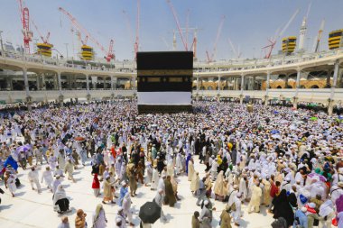 Mekke, Suudi Arabistan - 8 Ağustos 20198: Mekke Haram Camii'nde Kabe'de Müslüman Hacılar , Suudi Arabistan, Hac sırasında sabah.