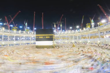 Mekke, Suudi Arabistan - 29 Ocak: Müslüman hacıların Kâbe 29 Ocak 2017 üzerinde Mekke Suudi Arabistan'da döner dünyanın her yerinden. Birlikte dua kutsal yerde Müslümanlar.