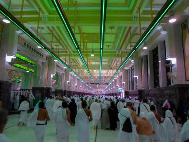 Mekke, Suudi Arabistan - 29 Ocak: Müslüman hacıların Kâbe 29 Ocak 2017 üzerinde Mekke Suudi Arabistan'da döner dünyanın her yerinden. Birlikte dua kutsal yerde Müslümanlar.