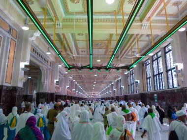 Mekke, Suudi Arabistan - 29 Ocak: Müslüman hacıların Kâbe 29 Ocak 2017 üzerinde Mekke Suudi Arabistan'da döner dünyanın her yerinden. Birlikte dua kutsal yerde Müslümanlar.