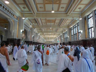 Mekke, Suudi Arabistan - 29 Ocak: Müslüman hacıların Kâbe 29 Ocak 2017 üzerinde Mekke Suudi Arabistan'da döner dünyanın her yerinden. Birlikte dua kutsal yerde Müslümanlar.