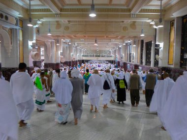 Mekke, Suudi Arabistan - 29 Ocak: Müslüman hacıların Kâbe 29 Ocak 2017 üzerinde Mekke Suudi Arabistan'da döner dünyanın her yerinden. Birlikte dua kutsal yerde Müslümanlar.