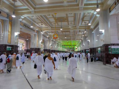 Mekke, Suudi Arabistan - 29 Ocak: Müslüman hacıların Kâbe 29 Ocak 2017 üzerinde Mekke Suudi Arabistan'da döner dünyanın her yerinden. Birlikte dua kutsal yerde Müslümanlar.