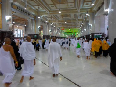 Mekke, Suudi Arabistan - 29 Ocak: Müslüman hacıların Kâbe 29 Ocak 2017 üzerinde Mekke Suudi Arabistan'da döner dünyanın her yerinden. Birlikte dua kutsal yerde Müslümanlar.