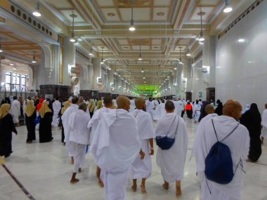 Mekke, Suudi Arabistan - 29 Ocak: Müslüman hacıların Kâbe 29 Ocak 2017 üzerinde Mekke Suudi Arabistan'da döner dünyanın her yerinden. Birlikte dua kutsal yerde Müslümanlar.