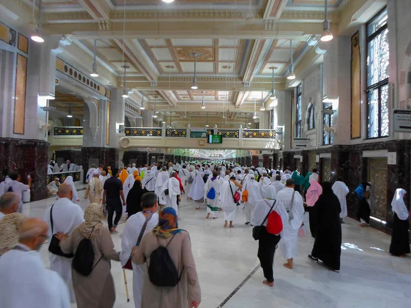 メッカ サウジアラビア王国 2017 日にメッカ サウジアラビアのカーバ神殿の周り回転世界各地からイスラム教の巡礼者 神聖な場所で一緒に祈るイスラム教徒の人々 — ストック写真