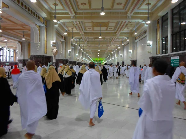 Mekke, Suudi Arabistan - 29 Ocak: Müslüman hacıların Kâbe 29 Ocak 2017 üzerinde Mekke Suudi Arabistan'da döner dünyanın her yerinden. Birlikte dua kutsal yerde Müslümanlar.