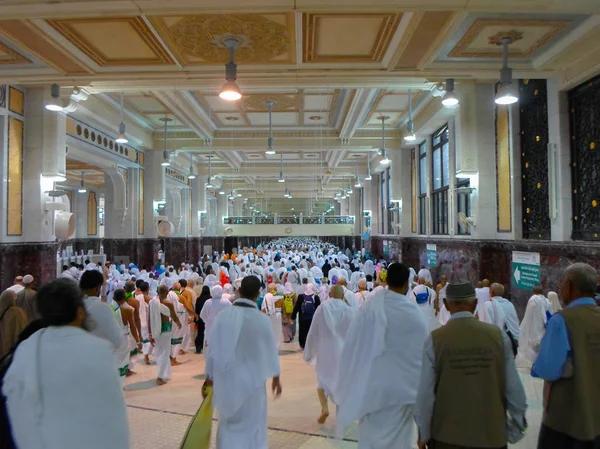 メッカ サウジアラビア王国 2017 日にメッカ サウジアラビアのカーバ神殿の周り回転世界各地からイスラム教の巡礼者 神聖な場所で一緒に祈るイスラム教徒の人々 — ストック写真