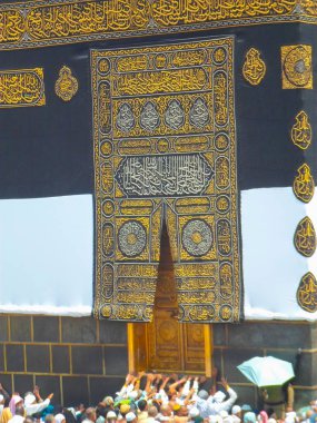 Mekke, Suudi Arabistan - 29 Ocak: Müslüman hacıların Kâbe 29 Ocak 2017 üzerinde Mekke Suudi Arabistan'da döner dünyanın her yerinden. Birlikte dua kutsal yerde Müslümanlar.