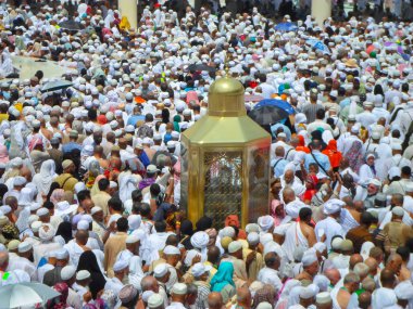 Mekke, Suudi Arabistan - 29 Ocak: Müslüman hacıların Kâbe 29 Ocak 2017 üzerinde Mekke Suudi Arabistan'da döner dünyanın her yerinden. Birlikte dua kutsal yerde Müslümanlar.