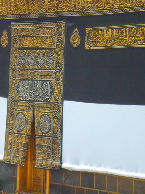 Mekke, Suudi Arabistan - 29 Ocak: Müslüman hacıların Kâbe 29 Ocak 2017 üzerinde Mekke Suudi Arabistan'da döner dünyanın her yerinden. Birlikte dua kutsal yerde Müslümanlar.