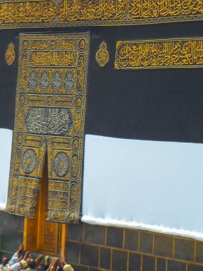Mekke, Suudi Arabistan - 29 Ocak: Müslüman hacıların Kâbe 29 Ocak 2017 üzerinde Mekke Suudi Arabistan'da döner dünyanın her yerinden. Birlikte dua kutsal yerde Müslümanlar.