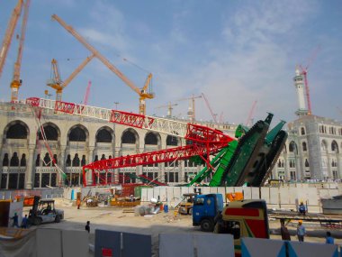 Mekke, Suudi Arabistan: 22 Kasım 2017 - Hacılar, dev turnanın çöktüğü ve Ulu Cami'nin bir kısmına çarptığı ve hac sırasında yaklaşık 111 hacının öldüğü ve 400 kişinin yaralandığı bölgeyi kuşattı