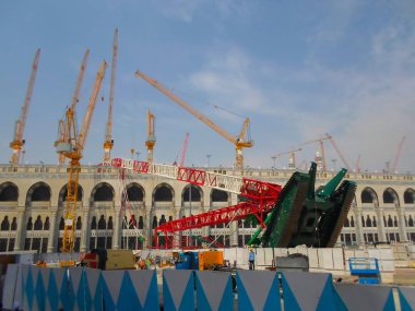 Mekke, Suudi Arabistan: 22 Kasım 2017 - Hacılar, dev turnanın çöktüğü ve Ulu Cami'nin bir kısmına çarptığı ve hac sırasında yaklaşık 111 hacının öldüğü ve 400 kişinin yaralandığı bölgeyi kuşattı