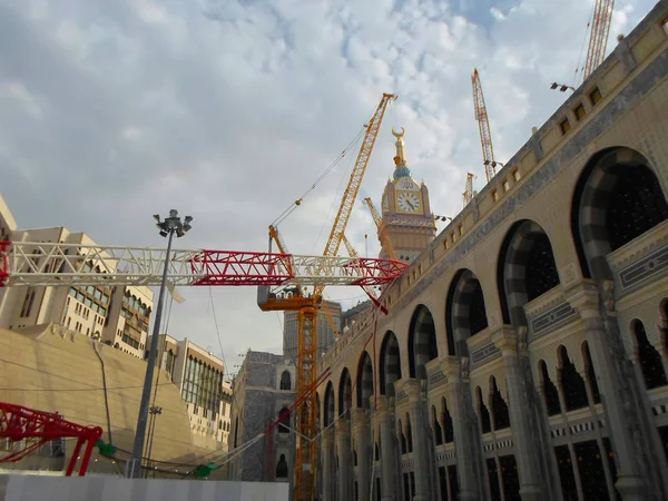 Mecca Saudi Arabia November 2017 Pilgrims Surrounds Area Giant Crane — Stock Photo, Image