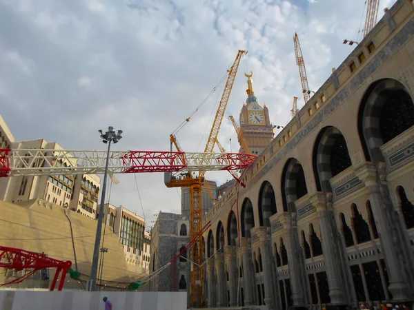 Mecca Saudi Arabia November 2017 Pilgrims Surrounds Area Giant Crane — Stock Photo, Image